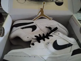 Zapatillas Jordan Negras y Blancas