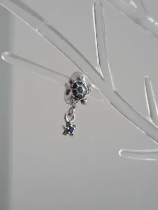 Charm tortuga con detalles azules