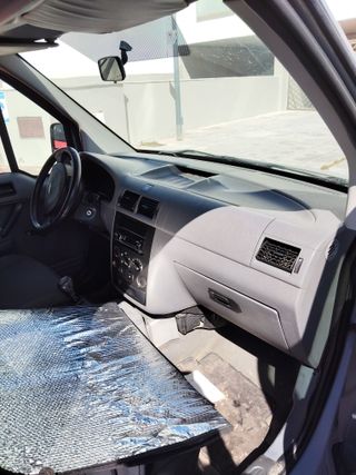 Ford E-Tourneo Courier 2004