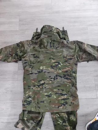Traje de tormenta camuflaje boscoso