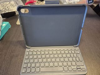 Teclado Logitech Slim Folio iPad 10.9 10ª gen