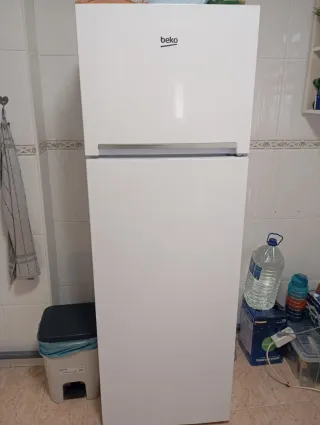 Nevera Beko 1.80m x 60cm con Congelador superior