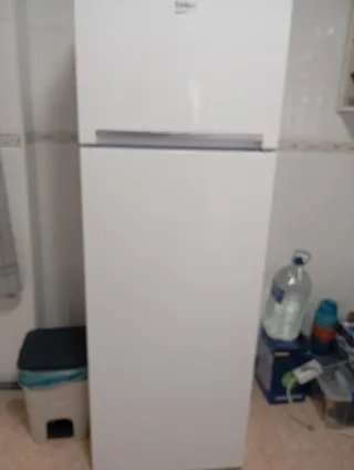 Nevera Beko 1.80m x 60cm con Congelador superior