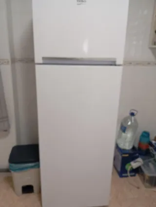 Nevera Beko 1.80m x 60cm con Congelador superior