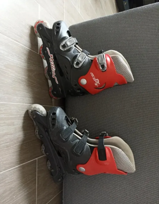 Patines en línea negros y rojos