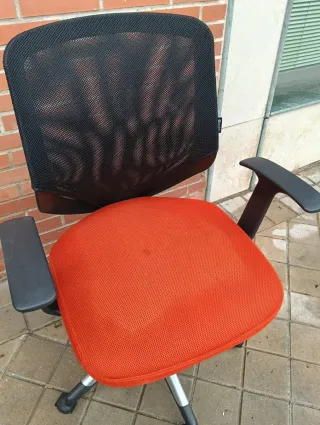 Silla de oficina ergonómica con ruedas