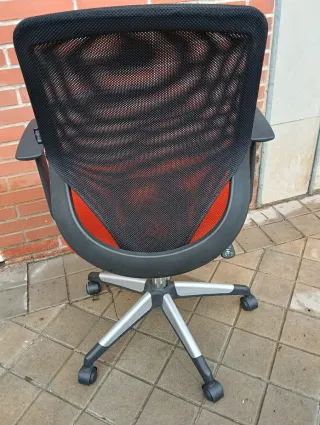 Silla de oficina ergonómica con ruedas