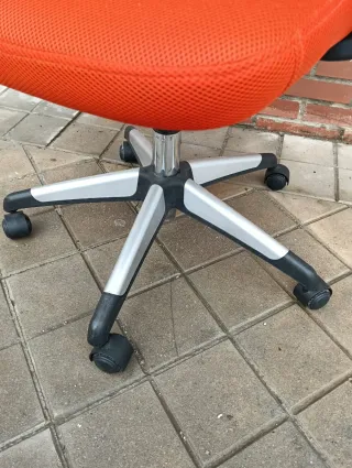 Silla de oficina ergonómica con ruedas