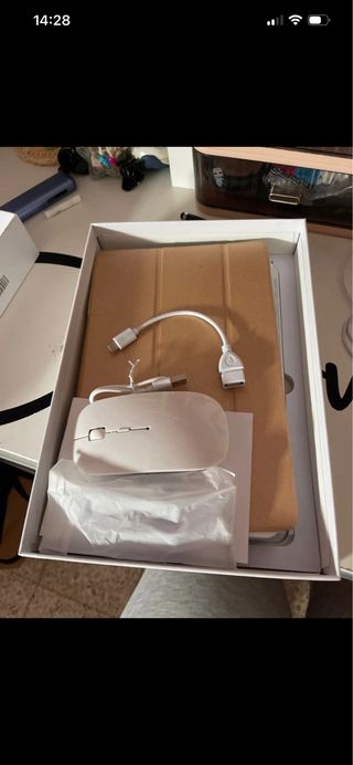 Tablet con tastiera e mouse