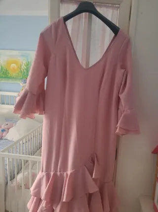 Traje de flamenca rosa con volantes