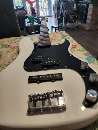 Bajo Eléctrico Squier Affinity P-Bass by Fender.