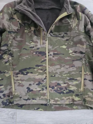 Forro polar camuflaje boscoso. Talla M