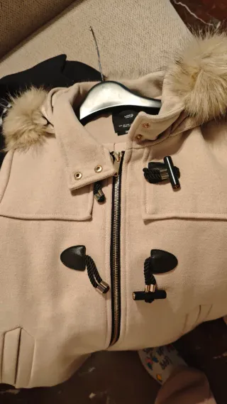 Abrigo/Parka Beige con Capucha y Detalles