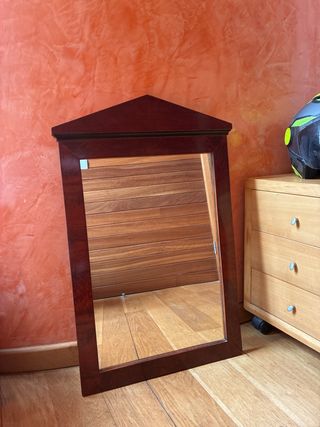 Espejo de madera con marco decorativo