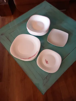 21 Platos Porcelana Blancos con Borde Rojo