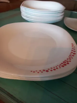 21 Platos Porcelana Blancos con Borde Rojo