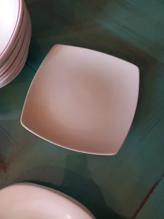 21 Platos Porcelana Blancos con Borde Rojo