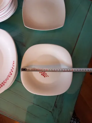21 Platos Porcelana Blancos con Borde Rojo