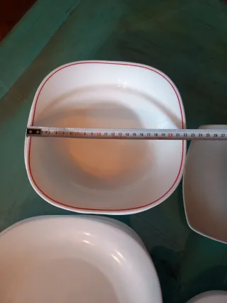 21 Platos Porcelana Blancos con Borde Rojo