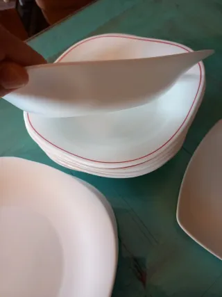 21 Platos Porcelana Blancos con Borde Rojo
