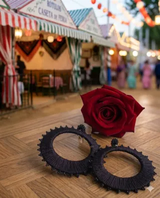 Pendientes negros con detalle de cuentas alrededor