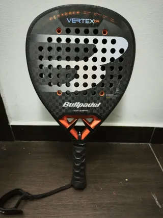 Pala de pádel Bullpadel Vertex 04, usada una vez