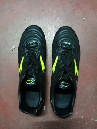 Zapatillas de fútbol Joma negras y verdes