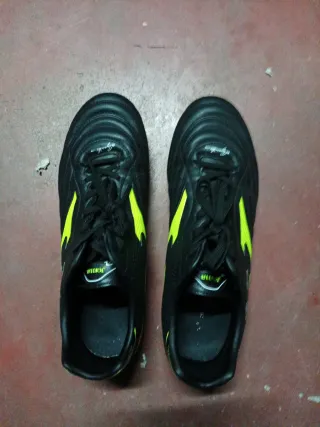 Zapatillas de fútbol Joma negras y verdes