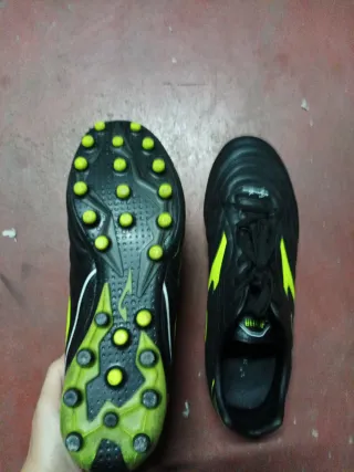 Zapatillas de fútbol Joma negras y verdes