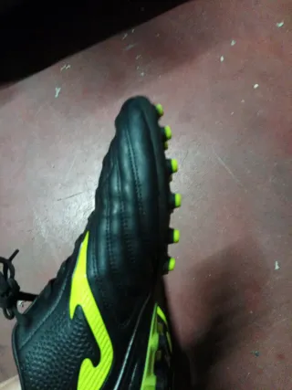 Zapatillas de fútbol Joma negras y verdes