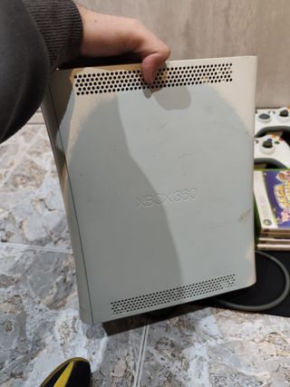 Xbox 360 + Controller + Giochi (Da Riparare)