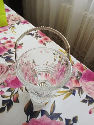 Vaso con manico decorativo in vetro