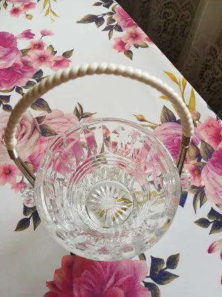 Vaso con manico decorativo in vetro