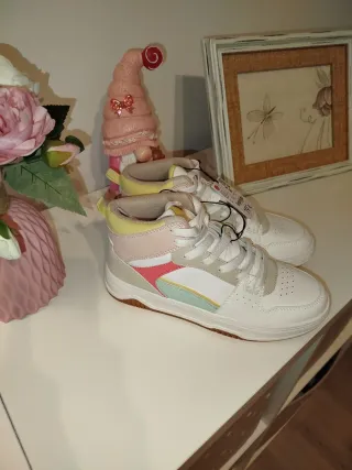 Zapatillas deportivas blancas y amarillas