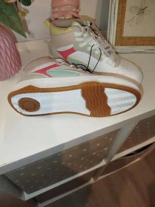 Zapatillas deportivas blancas y amarillas