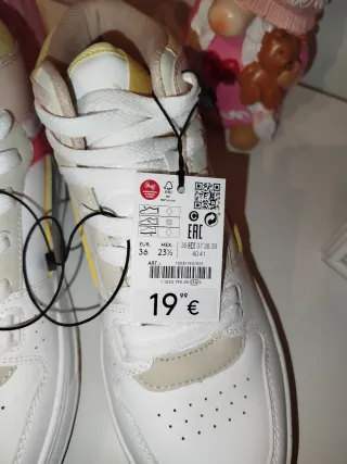 Zapatillas deportivas blancas y amarillas