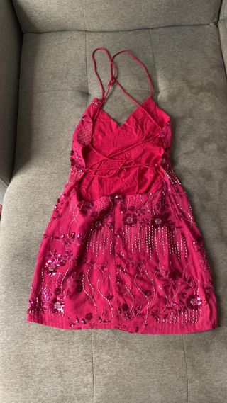 Vestido corto fucsia con pedrería