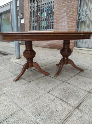 Mesa de madera ovalada