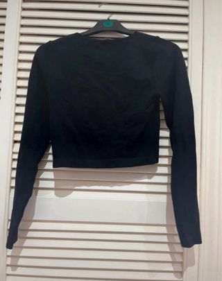 Top Stradivarius manga larga negro con abertura M