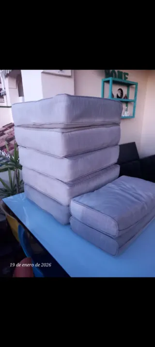 Cojines de terraza beige y grises