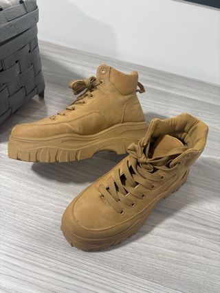 Botas de mujer color beige y marrón