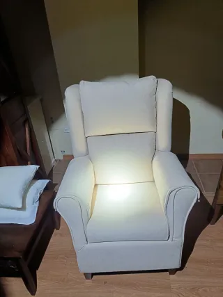 2 Sillones de tela y madera