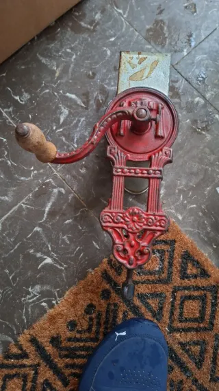 Picadora de carne antigua roja