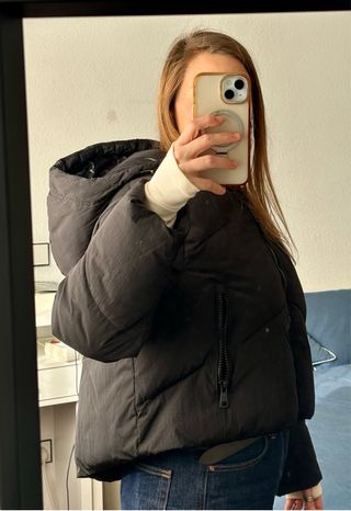 Cazadora acolchada negra con capucha