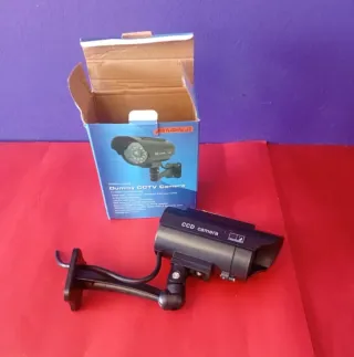 Cámara de seguridad falsa con LED