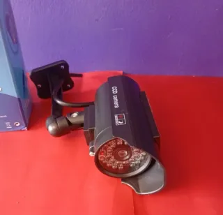 Cámara de seguridad falsa con LED