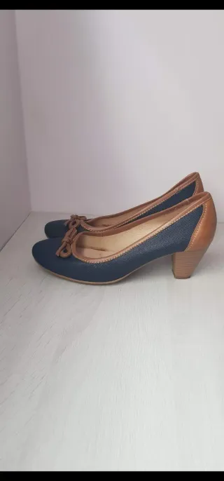 Zapatos de tacón azul y marrón