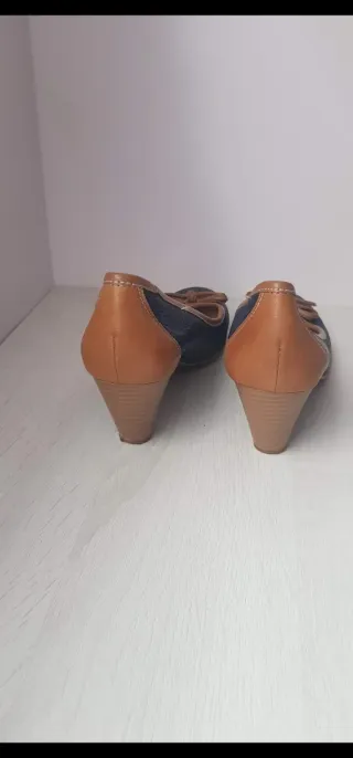 Zapatos de tacón azul y marrón