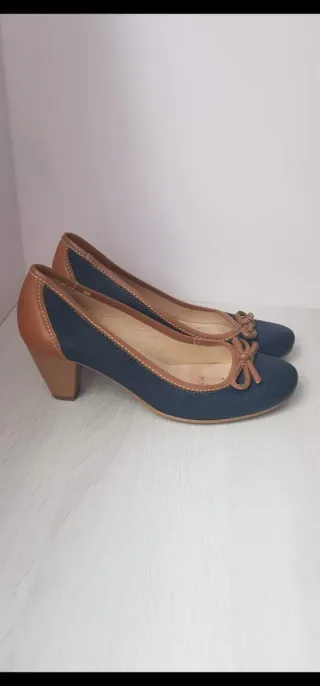 Zapatos de tacón azul y marrón