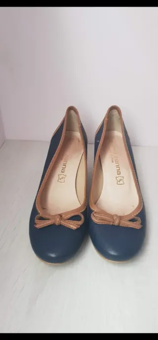Zapatos de tacón azul y marrón